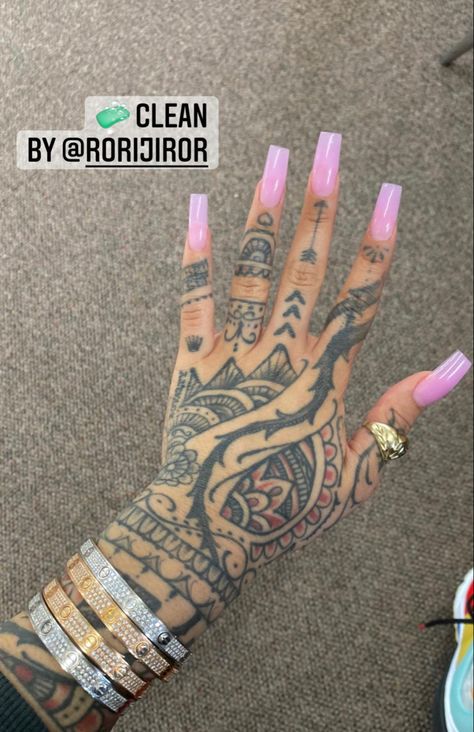 Side Hand Tattoos, Henna Inspired Tattoos, Cute Hand Tattoos, Hand And Finger Tattoos, Pretty Hand Tattoos, Henna Tattoo Hand, Neck Tattoos Women, India Love, Tattoos For Black Skin