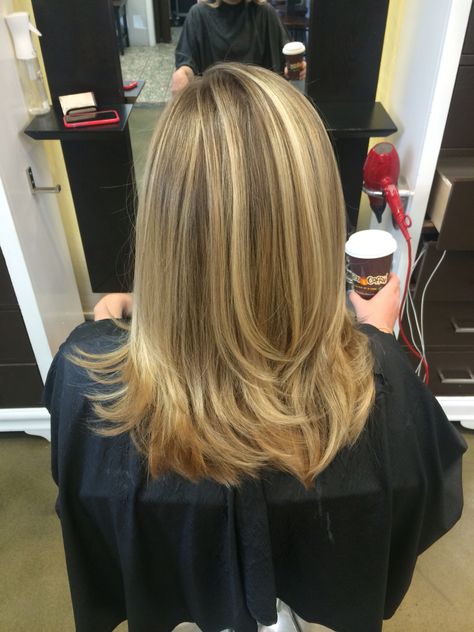 Honey Blonde Balayage With Highlights, Blonde Reflections, Mid Length Hair With Highlights, Balyage Blonde Mid Length, Baylage Hair, Blonde Layered Hair, Blonde Highlights On Dark Hair, Layered Haircuts For Medium Hair, Hairstyles For Layered Hair