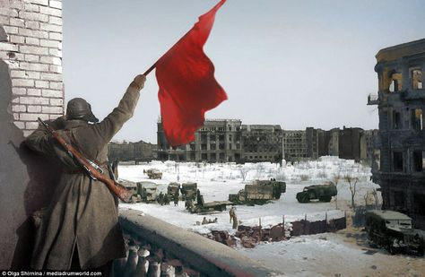 A Russian soldier waves a flag while standing on a balcony overlooking a square, where military trucks gather, during the Battle of Stalingrad, World War Two, Stalingrad (now Volgograd), USSR (now Russia). The soldier has a rifle strapped to his back. It has become one of the most iconic photographs of the bloody battle which claimed Uni Soviet, Ruined Buildings, Iconic Photographs, Battle Of Stalingrad, Operation Barbarossa, Soviet Russia, History Magazine, Historical Places, Red Army