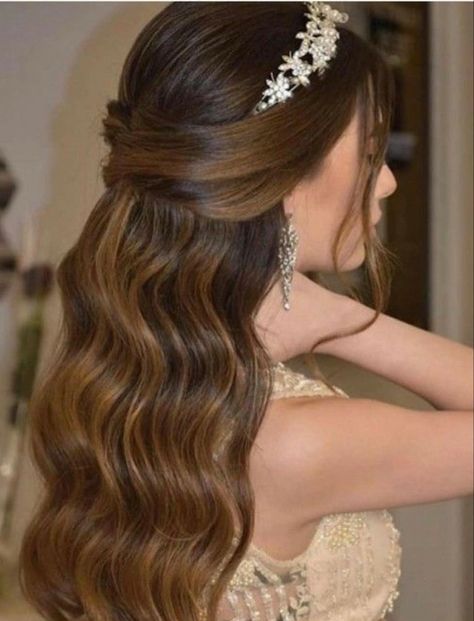 Long Wedding Hair With Tiara, Bridal Hair Light Brown, Slicked Bridesmaid Hair, Half Up Half Down Hair With Crown, Bride Hairstyles With Headband, Hair With Tiara, Spicy Wattpad, Bridal Accesories, Stile Boho Chic