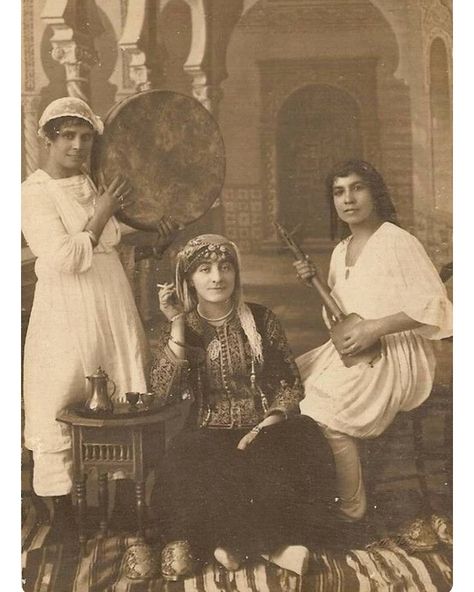 ماما الجيريا_mama algeria on Instagram: “Women in casbah of Algiers 19th century  #algeria #algerianheritage #algerianwomen #styleofalgeria #beauty #traditions #traditional…” Boho Hippie Fashion, Middle Eastern Art, Popular Costumes, Hippie Fashion, Vintage Blog, Eastern Art, Photo Vintage, Historical Pictures, World Cultures