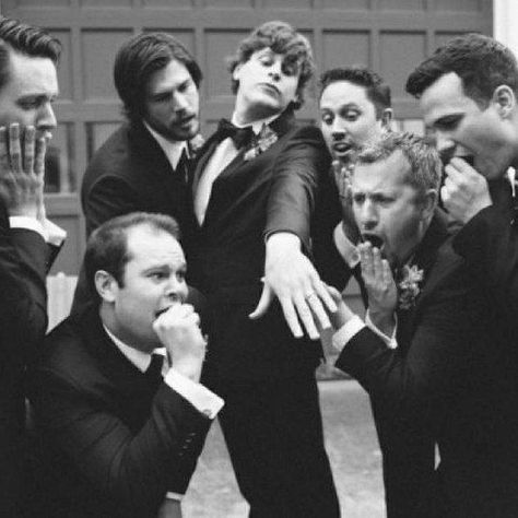 Funny Wedding Pictures, Groomsmen Photos, Funny Wedding Photos, Foto Tips, I Got Married, Wedding Shots, Wedding Humor, Groom And Groomsmen, Wedding Pics