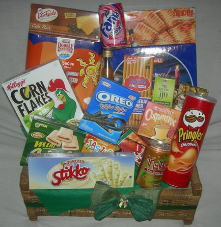 Snack and Soft Drinks... #hampers #parcel Parcel Lebaran Hampers, Parcel Snack, Snack Hampers, Snack Tower, Ied Mubarak, Hamper Ideas, Idul Fitri, Diy Birthday Gifts, Gift Hampers