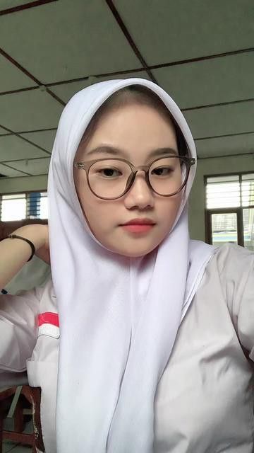 Woman Wearing Glasses, Foto Cewek Hijab Aesthetic, Yoga Pictures, Hijab Aesthetic, Casual Hijab Outfit, Beautiful Muslim Women, Hijab Chic, Hijabi Girl, Wearing Glasses