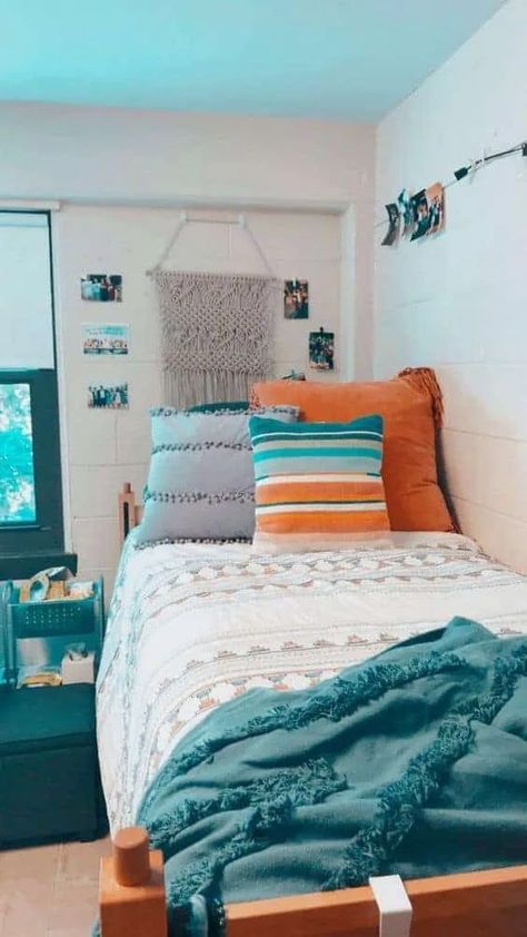 Chic Dorm Room, Chic Dorm, Boho Dorm Room, Dorm Room Styles, Dorm Design, Dorm Inspiration, College Bedroom, Dorm Diy, Dorm Room Diy