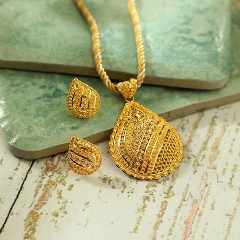 Manubhai Jewellers, Gold Ideas, Gold Jewelry Set, Gold Pendent, Locket Design, Gold Jewels Design, Modern Gold Jewelry, Handmade Gold Jewellery, Gold Bridal Jewellery Sets