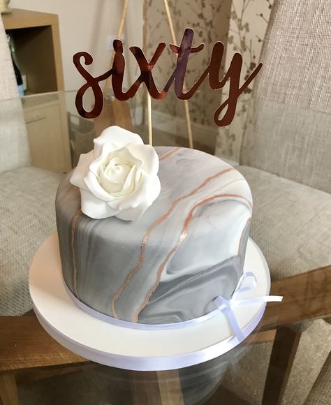 Grey marble cake with rose gold detail finished with a single fondant rose Gold And White Cake, 19th Birthday Cakes, 25th Birthday Cakes, Easy Minecraft Cake, Fondant Flower Cake, 13 Birthday Cake, Sweet 16 Birthday Cake, Fondant Cake Designs, Fondant Rose