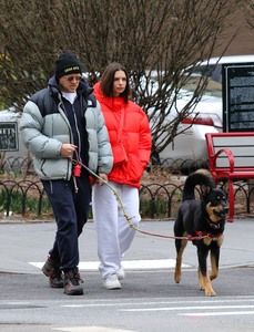 Sebastian Bear Mcclard, Emily Ratajkowski Versace, Emrata Street Style, Emrata Outfits, Emily Ratajkowski Style, Red Puffer Jacket, Star Clothing, Red Puffer, Sneakers Street Style