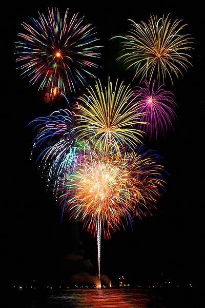 Fireworks Art, Fireworks Photography, Bonfire Night, Fireworks Display, Patriotic Holidays, Happy 4 Of July, The Night Sky, 그림 그리기, July 4th