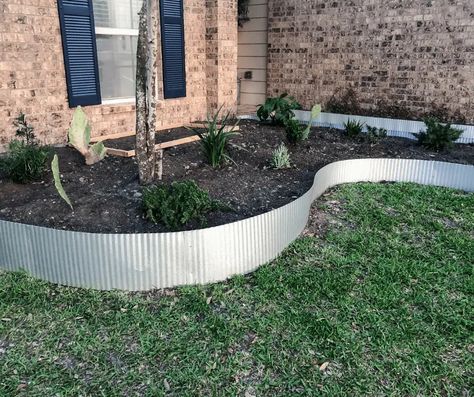 10 Steps to Install Metal Landscape Edging- Best Budget Option - The DIY Vibe Edging Landscape, Front Porch Landscape, Metal Landscape Edging, Metal Garden Edging, Steel Garden Edging, Landscape Border, Flower Bed Edging, Porch Landscaping, Landscape Borders