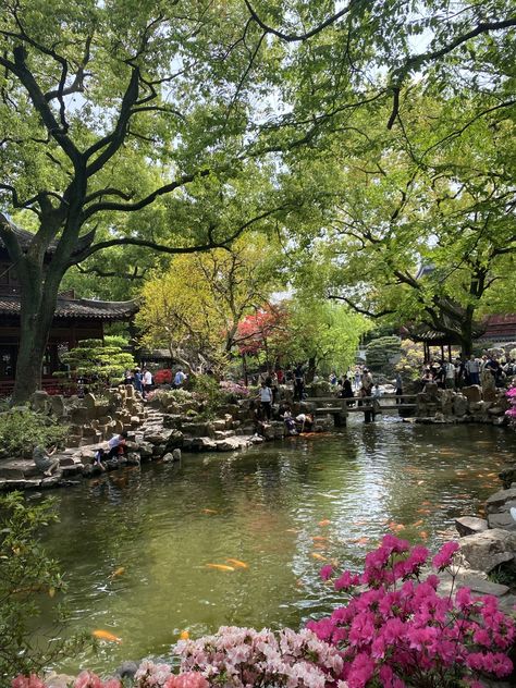 Shanghai Yuyuan Garden China Tourist Attractions, Yu Garden Shanghai, Shanghai Aesthetic, Shanghai Travel Guide, Shanghai China Travel, Yuyuan Garden, Shanghai Night, Shanghai Travel, History Background