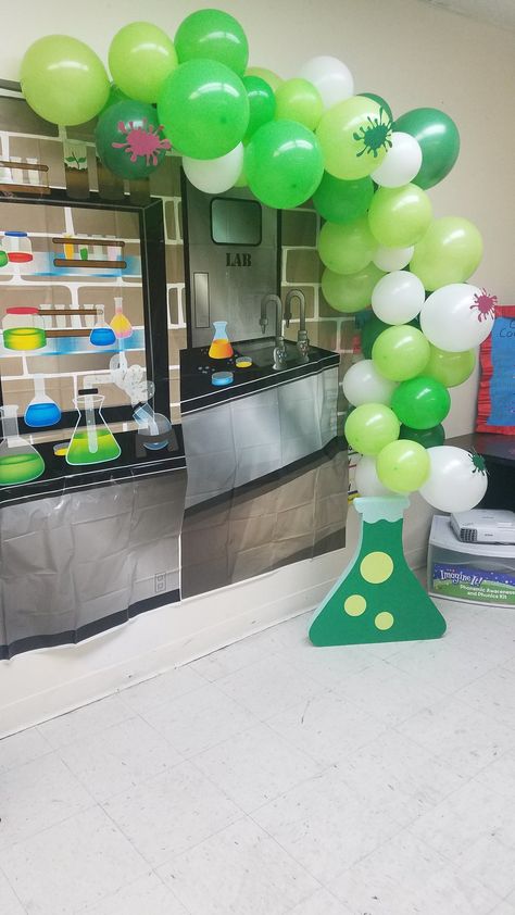 Lab background with handmade beaker and Balloon Garland Science Party Balloon Decor, Beaker Balloon Arch, Science Theme Balloon Decor, Science Balloon Garland, Science Beaker Decor, Science Party Balloons, Science Balloon Decorations, Science Cricut Ideas, Biology Party Decorations