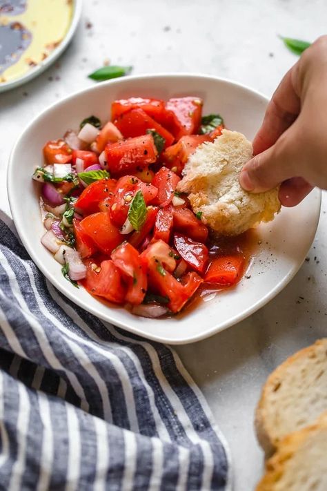 Ripe, end-of-summer garden tomatoes make the best, juiciest tomato salad, perfect served with a rustic loaf of bread! Rustic Loaf, Ensalada Caprese, Tomato Salad Recipe, Garden Tomatoes, Tomato Salad Recipes, Beefsteak Tomato, Summer Tomato, Loaf Of Bread, Juicy Tomatoes