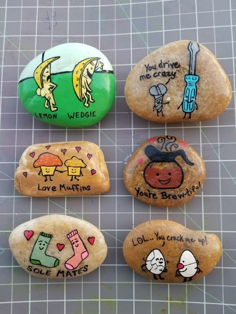 Funny pun painted rocks Rock Puns Funny, Funny Rock Art Ideas, Rock Painting Gift Ideas, Funny Stone Painting, Funny Things To Paint On Rocks, Pun Painted Rocks, Rock Painting Ideas Funny Sayings, Funny Rock Art, Funny Painted Rock Sayings