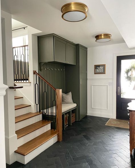 Laura Sima // Sima Spaces on Instagram: “✨ENTRYWAY REVEAL!✨ The builtins are FINISHED and wow, they sure transformed this space 😍 from a boxy closet to a bench & cabinets with…” Split Foyer Entry, Tri Level Remodel, Split Level House Remodels, Split Foyer Remodel, Entryway Transformation, Split Level Home Designs, Split Level House Exterior, Tri Level House, Split Entry Remodel