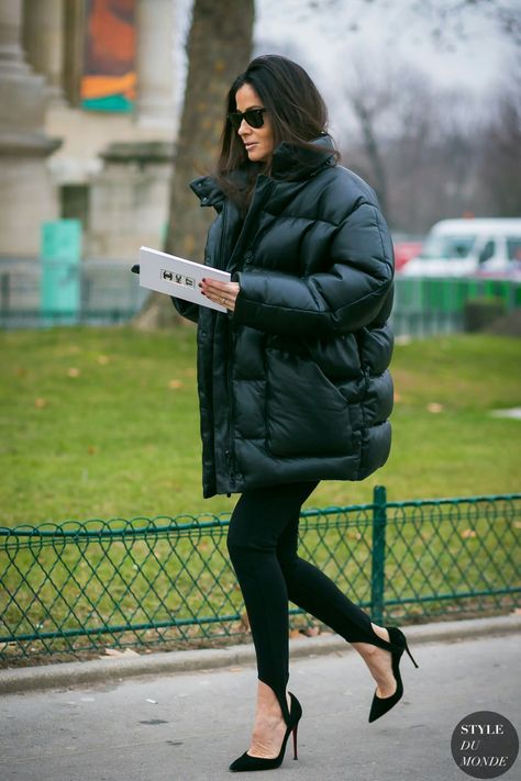 Winter Street Style Outfits, Barbara Martelo, Puffer Coat Outfit, Coat Outfit Ideas, Mode Dope, Winter Street Style, Puffer Jacket Outfit, Quilted Outerwear, Emmanuelle Alt