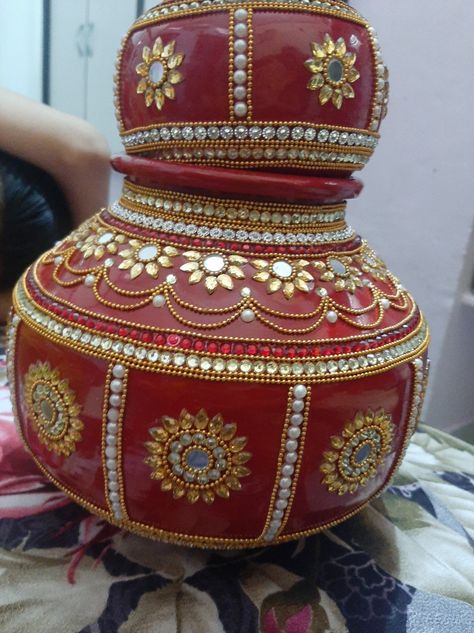 Wedding Matka Decorations, Matki Decoration Ideas For Wedding, Matka Decoration Pots Wedding, Kalash Decoration Handmade, Matka Decoration Pots, Kalash Decoration Ideas, Matli Decoration, Matki Decoration Ideas, Matka Decoration