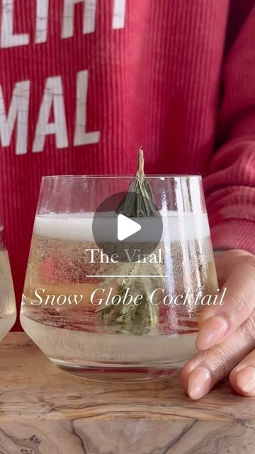 Krista | Healthy Food+Fitness on Instagram: "The 🌟VIRAL SNOWGLOBE COCKTAIL ❄️totally lives up to the hype and is such a fun festive way to serve a cocktail. Here’s how 👉🏼using a freezer safe cup. Fill with 1/3-1/2 cup of water. Cut the top of rosemary sprig to fit in the glass. Put rosemary in water so it’s standing and looks like a tree🎄If it won’t stay in place, just tie a string to the stem and and tape the string to the glass to hold it there. Freeze for 2-4 hours. 🥳➡️Works with sparkling wine, sparkling water or any clear cocktail (gin & tonic or vodka soda)🍸 cheers! #prosecco #prosecco🍾 #snowglobetumbler #snowglobecocktail #vodkacocktail #champagne #cocktails #cocktailrecipes #cocktailtime #craftcocktails #craftdrinks #cocktailgram #holidayrecipes #holidaycocktails #imsomartha Snowglobe Margarita, Christmas Cocktail With Gin, Snowglobe Drink, Snow Globe Cocktail, Snowglobe Cocktail, Sparkling Wine Cocktail Recipes, Sparkling Wine Cocktails, Wine Cocktail Recipes, Christmas Gin