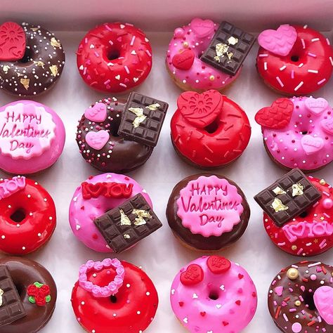 Valentine Donuts Ideas, Valentine Mini Donut Ideas, Valentine’s Day Donut Ideas, Valentines Mini Donuts Ideas, Mini Donuts Valentines Day, Valentine Donut Ideas, Donuts Design Ideas, Mini Donut Decorating Ideas, Cute Donut Decorating Ideas