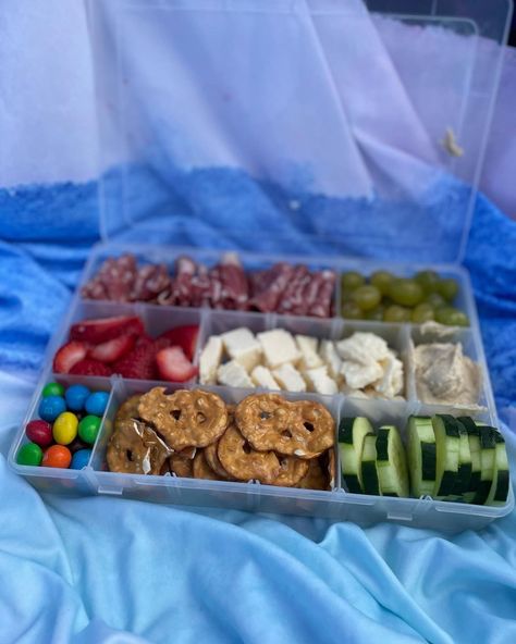 Snacklebox Ideas, Beach Day Food, Boat Snacks, Snackle Box, Beach Snacks, Mini Carrots, Boat Beach, Grazing Board, Snack Board