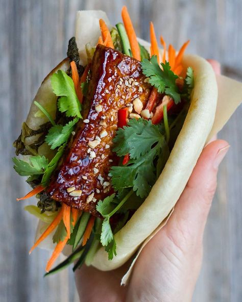 WoonHeng ❣️🌱 on Instagram: “Gua Bao '刈包', fluffy steamed bun with Asian sticky tofu - tag your friends & save this recipe for your next party 🤩 Perfect as a snack/…” Vietnamese Party, Sticky Tofu, Gua Bao, Quick Vegan Meals, Firm Tofu, Vietnam Food, Vegan Recipes Videos, Bao Buns, Vegan Inspiration