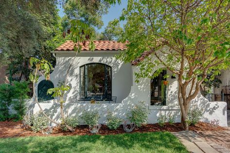 Flawless Spanish-style bungalow for sale for $989K in Silver Lake - Curbed LA Spanish Cottage, Architecture Styles, Spanish Revival Home, House Architecture Styles, Spanish Bungalow, Apartment Exterior, California Bungalow, Bungalow Homes, Mediterranean Home Decor