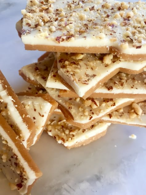 Sea Salt, White Chocolate, Almond Toffee – Great Taste Buds White Chocolate Recipes Desserts, Chocolate Almond Toffee, Toffee Dessert, White Chocolate Desserts, Toffee Bark, Homemade Toffee, White Chocolate Recipes, Almond Toffee, Chocolate Pieces