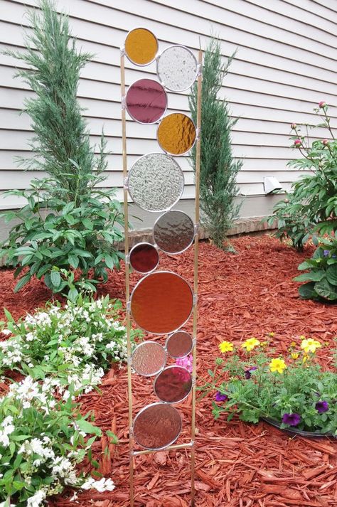 Glass Garden Stakes, Stained Glass Garden Art, Frame Texture, Stained Glass Garden, Garden Totems, Glass Garden Art, Glass Work, Stained Glass Crafts, Mosaic Garden