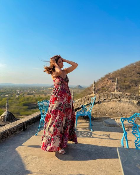 Golden Hour + Red Dress + Palace + windy day >>>>>>>>>> Which is your favourite palace hotel in India?? Let’s see how many of those I have been to! 📌Neemrana Fort Palace #kirankhokhar #fortpalace #neemranafort #neemranahotels #luxuryhotelsofindia #heritagehotels #mustvisitplace Places to stay in India, Indian Heritage Hotel, India’s Best Hotels, Hotel Staycation, Hotels With View, Pretty Indian Hotels, Golden Hour Photography, Photography Poses you should try Neemrana Fort, Hotel Staycation, Rajasthan Jaipur, Golden Hour Photography, Heritage Hotel, Palace Hotel, Indian Heritage, Windy Day, Golden Hour