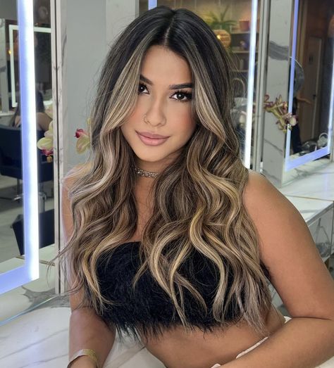 Latina Blonde Hair Olive Skin, Heavy Highlights On Dark Hair, Balyage Long Hair, Rambut Brunette, Black Hair Balayage, Brown Hair Looks, Brown Hair Inspo, Ombre Hair Blonde, Brunette Hair With Highlights