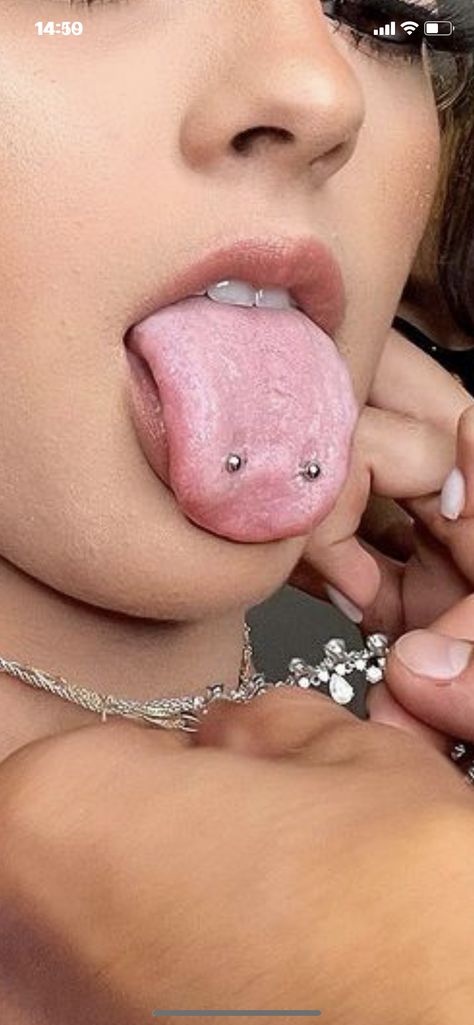 Different Tongue Piercings, Snake Eyes Piercing Jewelry, Piercings Corps, Snake Eyes Piercing, Celeste Barber, Piercing Bouche, Tongue Piercings, Famous Memes, Eye Piercing