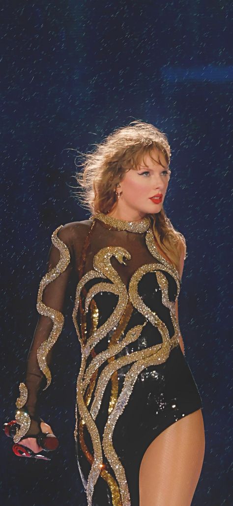 New rep outfit #taylorswift #reputation #taylorswiftoutfit #reptv #taylor #erastour #wallpaper #lockscreen Eras Tour, On Stage, Taylor Swift, Swift, A Woman, Miami, Gold, Black