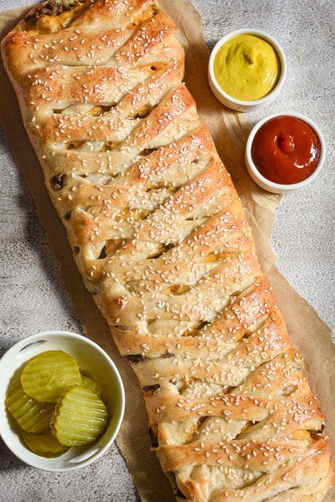 This quick and easy Cheeseburger Braid is a fun way to change up the weeknight meal routine! Top with your favorite cheeseburger toppings! Hamburger And Pizza Dough Recipes, Cheeseburger Bread Loaf, Ground Beef Crossiant, Cheeseburger Braid, Cheeseburger Stromboli, Cheeseburger Ideas, Pizza Braid, Dance Around The Kitchen, Cottagecore Recipes