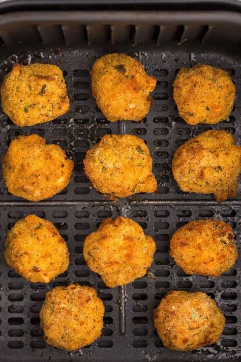 Transform your leftovers into mac and cheese bites in the air fryer! The golden breadcrumbs give them the perfect crunchy exterior, while the inside gets perfectly melty and cheesy. Max And Cheese Balls Air Fryer, Fried Mac N Cheese Balls, Fried Macaroni And Cheese, Fried Macaroni, Recipe Appetizers, Fried Mac And Cheese, Mac And Cheese Bites, Cheese Appetizer, Air Fryer Oven Recipes