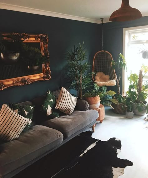 50s Bedroom, Dark Green Walls, Dark Living Rooms, Interior Contemporary, Dark Home Decor, Bohemian Interior, Living Room Inspo, Dream House Decor, My New Room