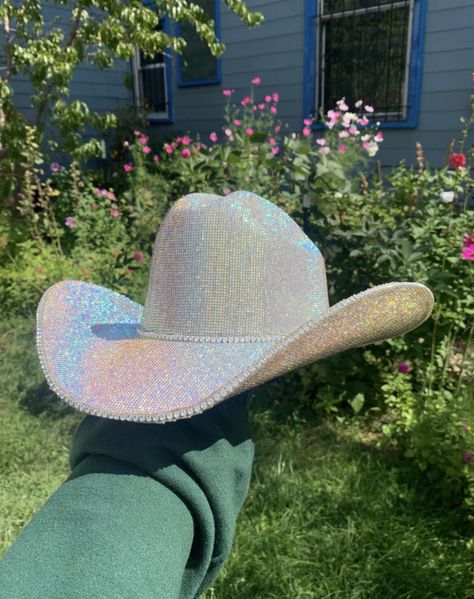 Diy Sparkly Cowboy Hats, Taylor Swift Cowboy Hat Ideas, Bejeweled Cowboy Hat, Sparkle Cowboy Hat, Bedazzled Cowboy Hat, Diamond Cowgirl Hat, Drawing Taylor Swift, Sparkly Cowboy Hat, Sparkle Cowgirl