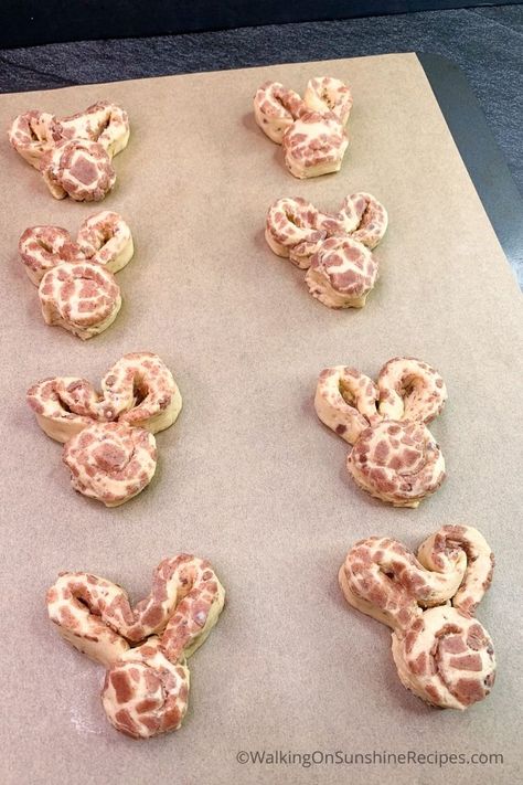 Bunny Shaped Cinnamon Rolls, Cinnamon Roll Bunny, Easter Sunday Recipes, Shaped Cinnamon Rolls, Bunny Cinnamon Rolls, Easter Sunday Brunch, Pillsbury Cinnamon Rolls, Basket Diy, Easter Menu