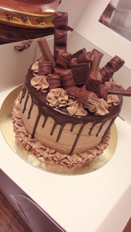 Chocolate Cake Designs, Chocolate Drip Cake, Birthday Baking, Chocolate Cake Decoration, Birthday Cake Chocolate, Beautiful Birthday Cakes, Cake Decorating Designs, Cute Birthday Cakes, Food Drinks Dessert