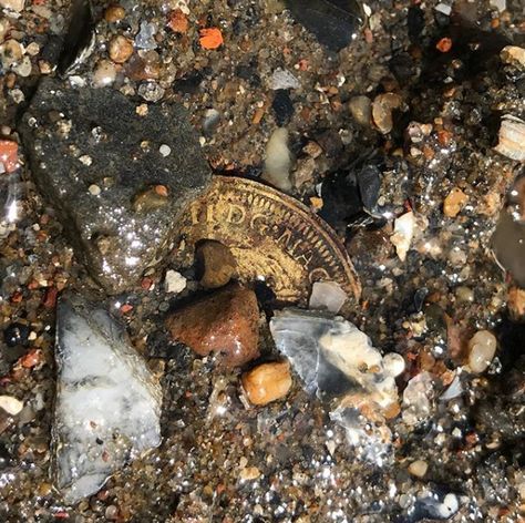 Mudlarking Thames, Raini Rodriguez, Clay Pipes, Victorian London, Austin And Ally, London Museums, Rock Face, Ancient Knowledge, Lost And Found