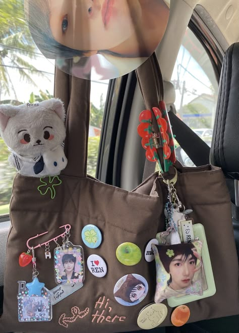 🐈 (@aIawspera) on X Purse With Charms, Bag With Charms, Mochila Kpop, Decorated Bag, Inside My Bag, Cute Backpack, What In My Bag, Bag Charms, Bags Aesthetic