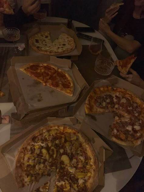 Friends Pizza Aesthetic, Pizza Night With Friends, Pizza Friends Aesthetic, New Years Eve Friends Pictures, Pizza Girl Aesthetic, Pizza With Friends Aesthetic, Pizza Aesthetic Friends, Halloween Party Aesthetic Friends, Pizza Night Friends