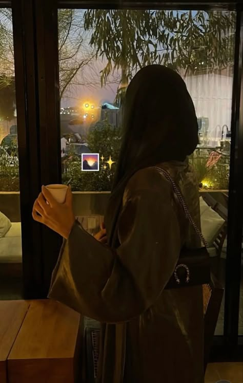 Abaya girl Hijabi Pics For Instagram, Khaleeji Girl Aesthetic, Faceless Poses, Hidden Face Aesthetic, Girls Dpz Stylish, Abaya Girl, Khaleeji Aesthetic, Khaleeji Abaya, Faceless Aesthetic