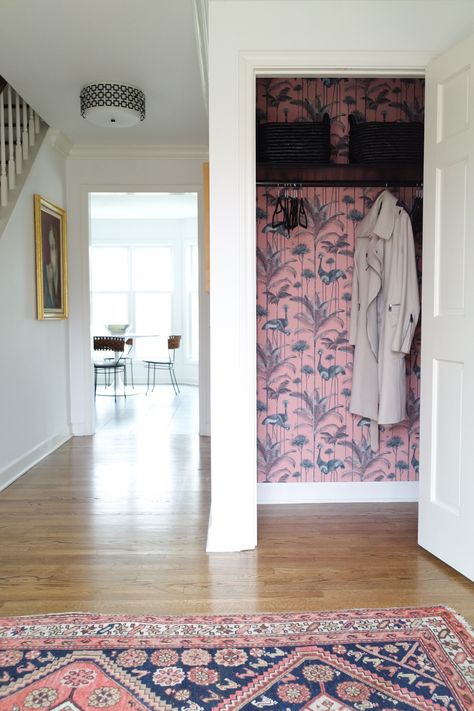 A House Of Hipsters (and Design Lovers) Feature Hallway, Wallpapered Entryway, Small Room Interior, Entrance Modern, Entryway Lighting, Closet Layout, Modern Hallway, Hallway Ideas Entrance Interior Design, Hallway Ideas Colour