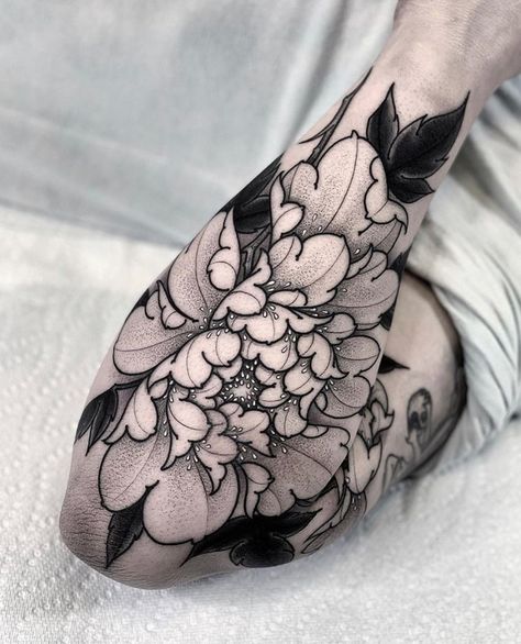 Beautiful peony tattoo with detailed white ink dots done by @black_casket | www.otziapp.com White Flower Tattoo, Black And White Flower Tattoo, Tato Maori, Neo Tattoo, Japanese Flower Tattoo, Neotraditional Tattoo, Chrysanthemum Tattoo, Yakuza Tattoo, Blackout Tattoo