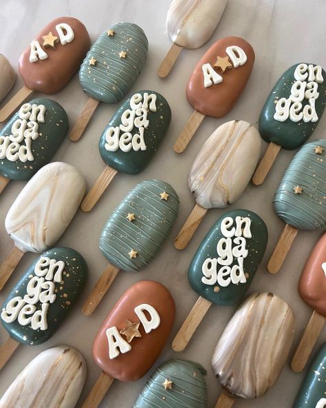 Engagement Cakesicles, Cakesicles Decorating Ideas, Cakesicle Display, Cakesicles Ideas For Birthday, Wedding Cakesicles, Camping Theme Cakes, Ginger Cakes, Cakesicles Ideas, Popsicles Cake