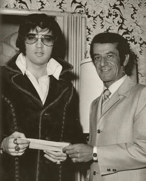 Elvis with Hilton Hotel Executive, Alex Shoofey, presenting Elvis with a check for the end of his January/February 1972 Las Vegas engagement. Elvis On Tour, Las Vegas Engagement Photos, Vegas Engagement, Elvis Collectors, Las Vegas Hilton, Las Vegas Engagement, Elvis In Concert, Elvis Presley Photos, Priscilla Presley