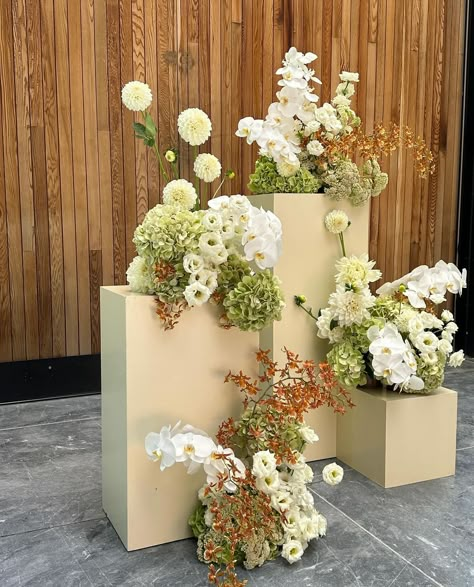 Contemporary Wedding Flowers, Flower Installation, Theme Color, Garden Party Wedding, Ceremony Flowers, March 5, Flower Display, Wedding Show, Wedding Aisle