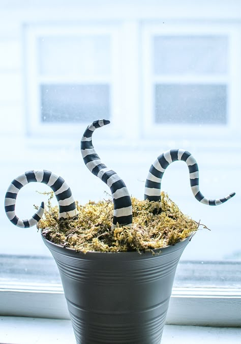 Diy Beetlejuice, Sand Worm, Diy Halloween Dekoration, Beetlejuice Halloween, Diy Halloween Decor, Little Shop Of Horrors, Goth Home, Clothes Pin Crafts, Halloween 2020