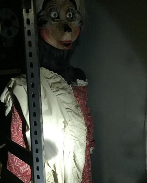 source: rockafire_moon on Instagram Rockafire Explosion Animatronics, Fnaf Painting, Scary Animatronics, Creepy Animatronics, Abandoned Animatronics, Real Animatronics, Rockafire Explosion, Showbiz Pizza, Different Kinds Of Love