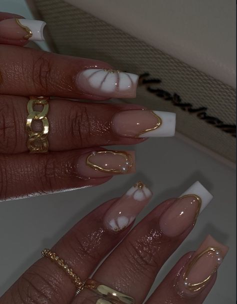 Short Nails White And Gold, Short Nails Ideas November, Trendy Nails Black Women, Nails White Design Square, Short Nails Ideas Pastel Colors, Short Nails Inspo Acrylic, Nail Ideas For A Wedding Guest, Basic Gel X Nails, Short Nail Styles Simple